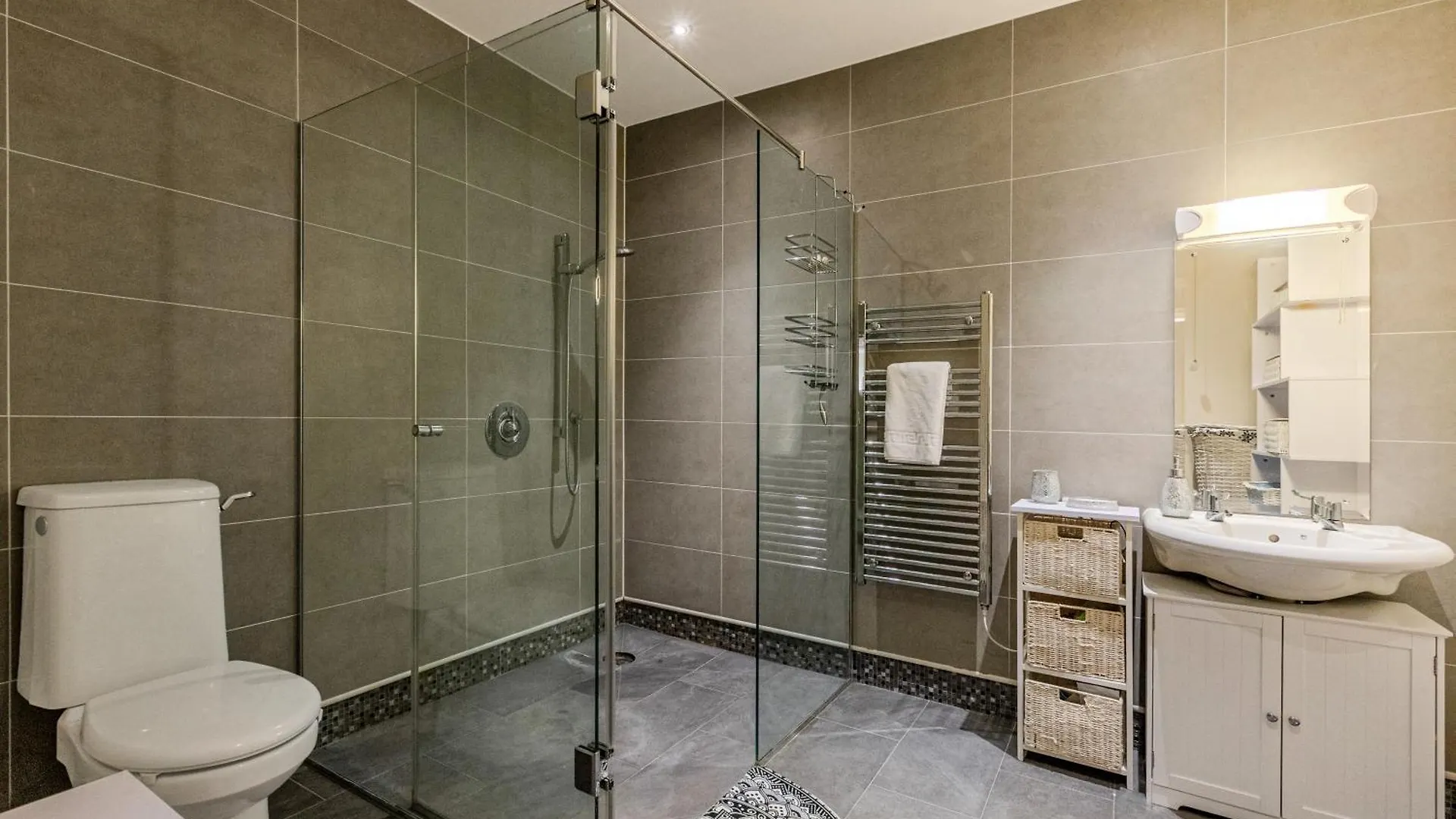 Central 1Br Flat W Balcony, 10Min Elephant&Castle 伦敦